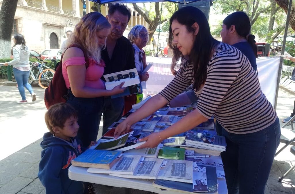 Distribuyen libros en apoyo a Claudia Sheinbaum