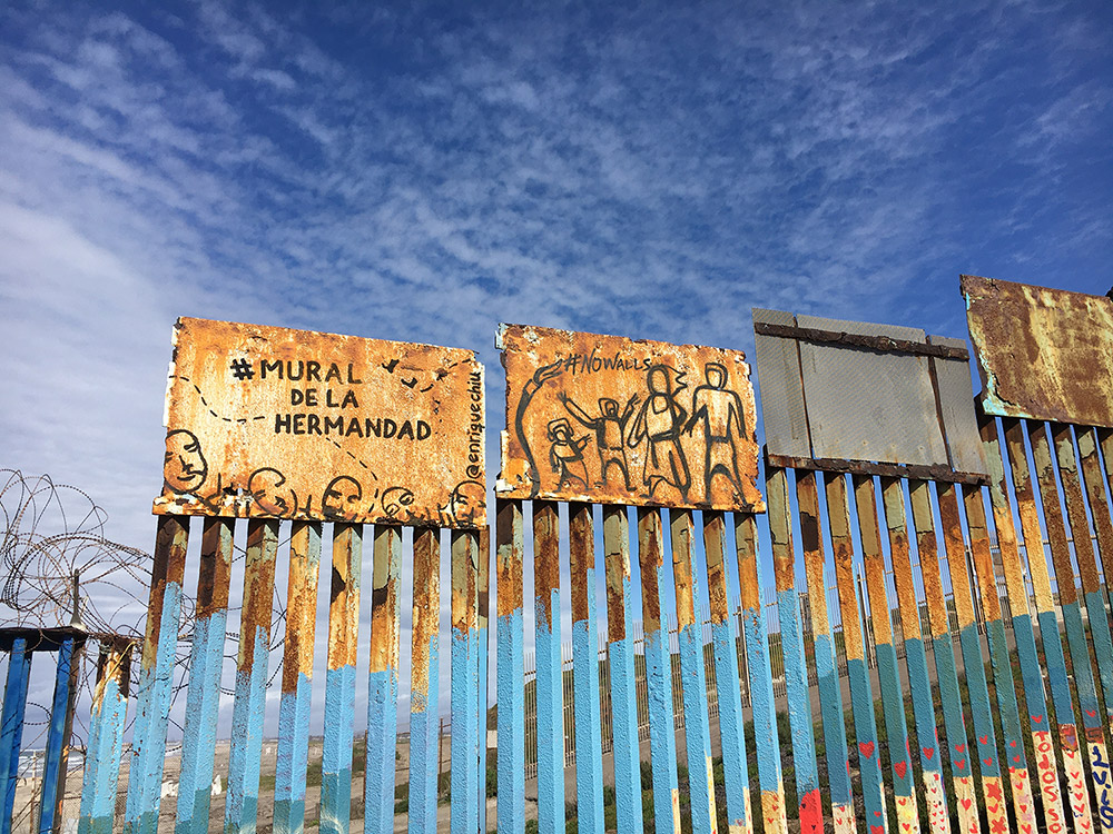 «MÁS ALLÁ DEL MURO: CÓMO VIVE LA COMUNIDAD MIGRANTE EL INJERENCISMO DE TRUMP EN MÉXICO»