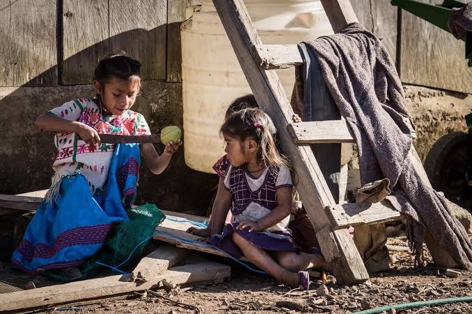 ¿Quién cuida a las hijas que cuidan? Una reflexión sobre el trabajo sexual y la maternidad.